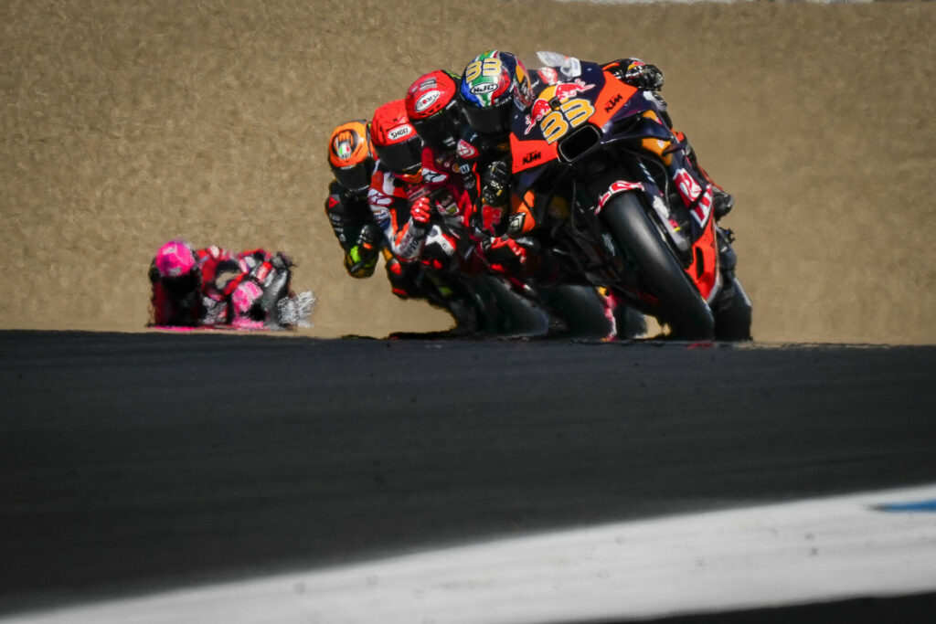 Brad Binder (33) mengungguli Francesco Bagnaia, Marc Marquez, Luca Marini, dan Aleix Espargaro di Le Mans. Foto milik Dorna.