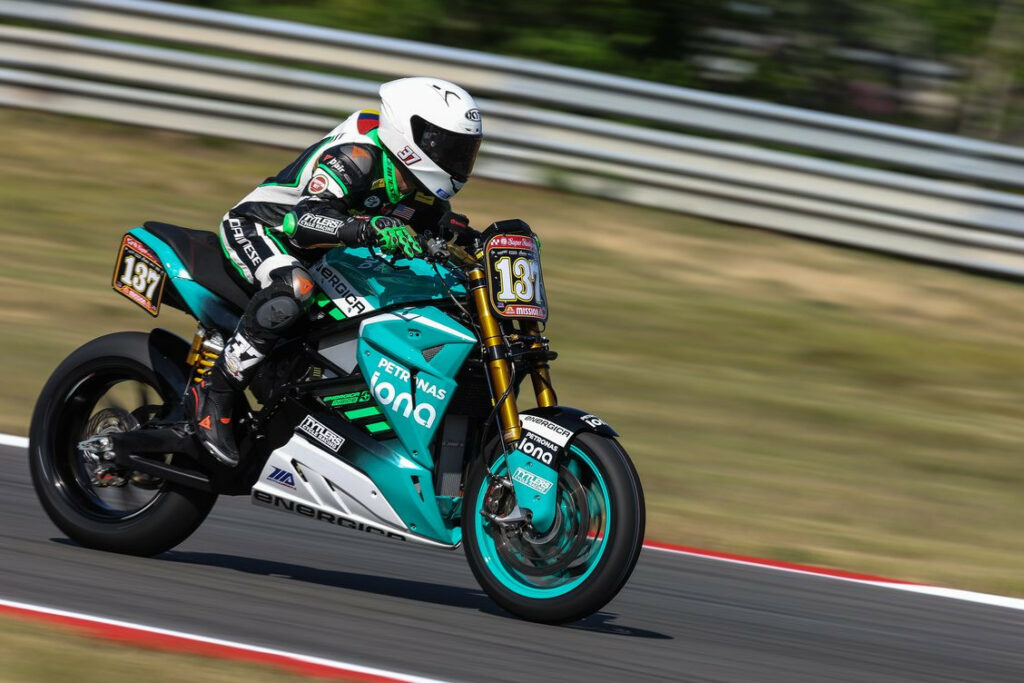 Stefano Mesa (137) on his Energica Eva Ribelle RS electric racebike. Photo by Brian J. Nelson, courtesy Energica.