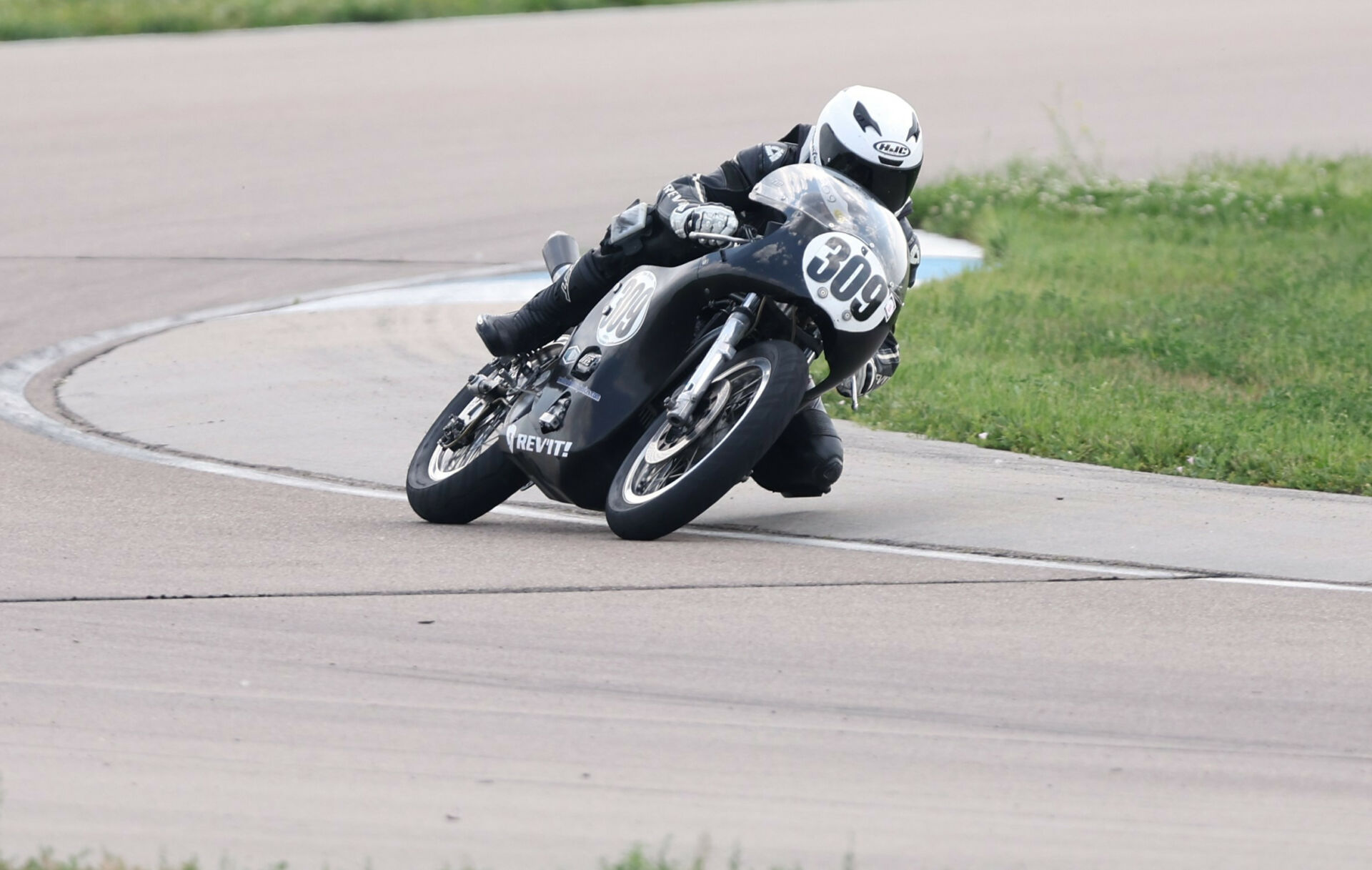 Tim Joyce (309) on his way to victory in Nebraska. Photo by Eldon Holmes Photography, courtesy AHRMA.