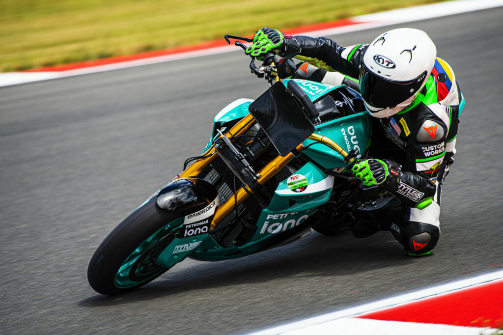 Stefano Mesa at speed on the Tytlers Cycle Racing Eva Ribelle RS electric racebike. Photo courtesy Energica Motor Company.