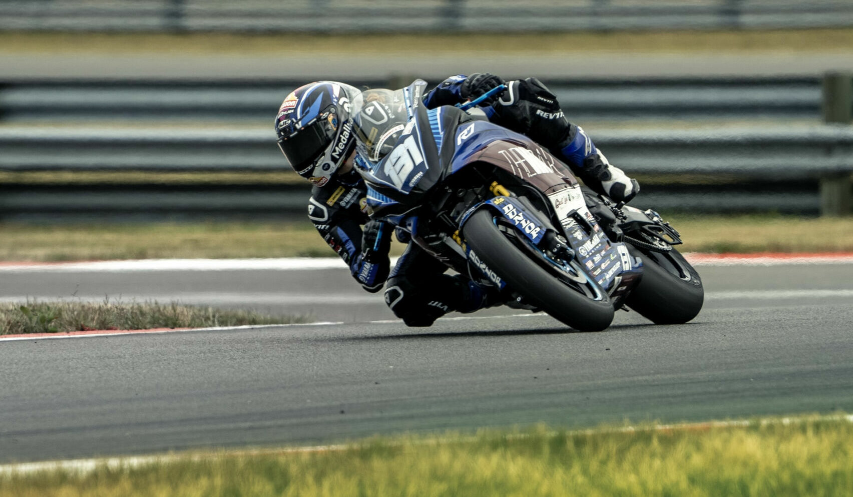 Kayla Yaakov (131) at speed on her The WagBar MP13 Racing Yamaha YZF-R7. Photo courtesy The WagBar MP13 Racing.