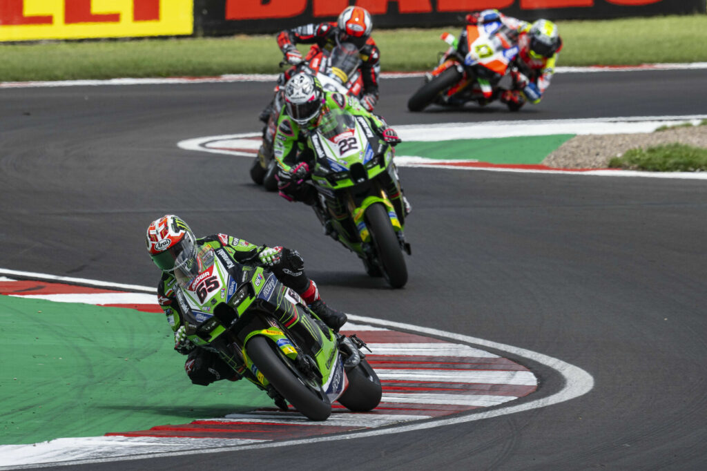 Kawasaki's Jonathan Rea (65) and Alex Lowes (22) in action at the previous round at Donington Park. Photo courtesy Kawasaki.