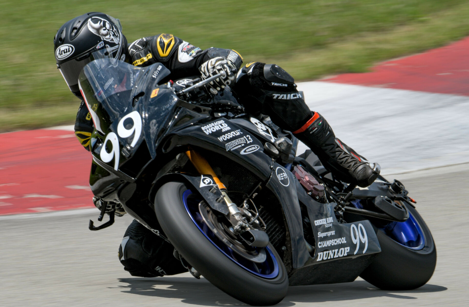 Josh Hayes (99) leading the race on the Army of Darkness Yamaha YZF-R1. Photo by Contact Patch Photography, courtesy Army of Darkness.