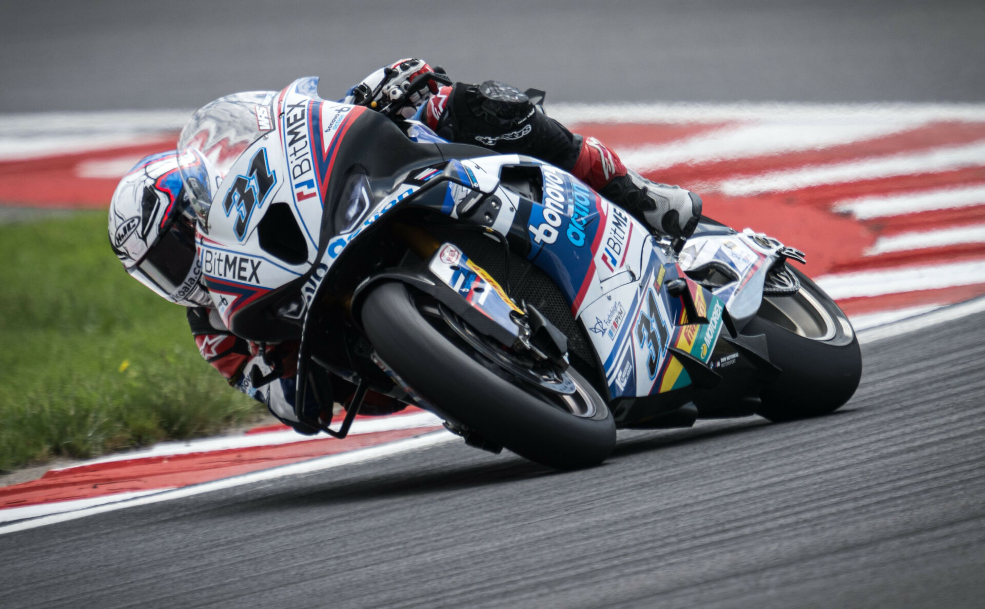 American Garrett Gerloff (31) at speed on his Bonovo Action BMW M 1000 RR Superbike at Donington Park. Photo courtesy BMW Motorrad Motorsport.