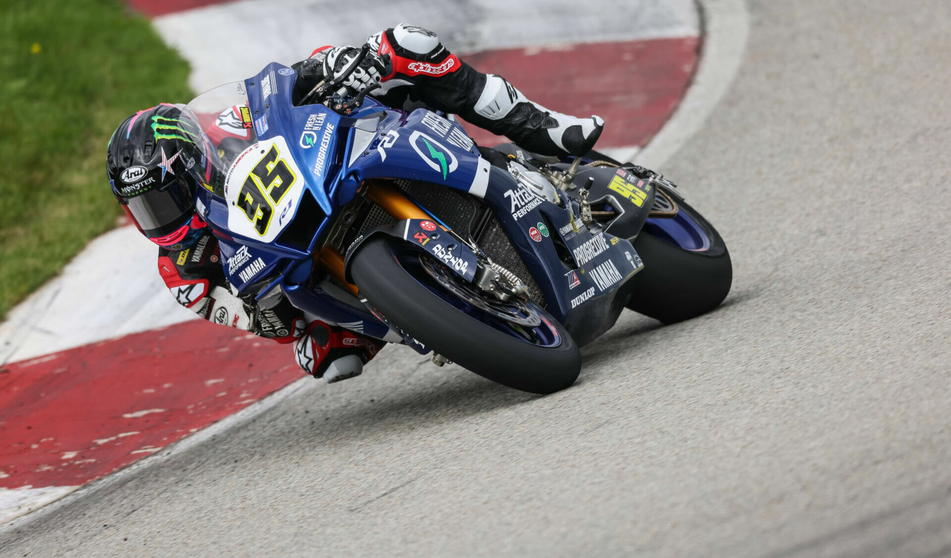 JD Beach (95) at speed on a Fresh N Lean Progressive Yamaha Superbike. Photo courtesy Yamaha Motor Corp., U.S.A.