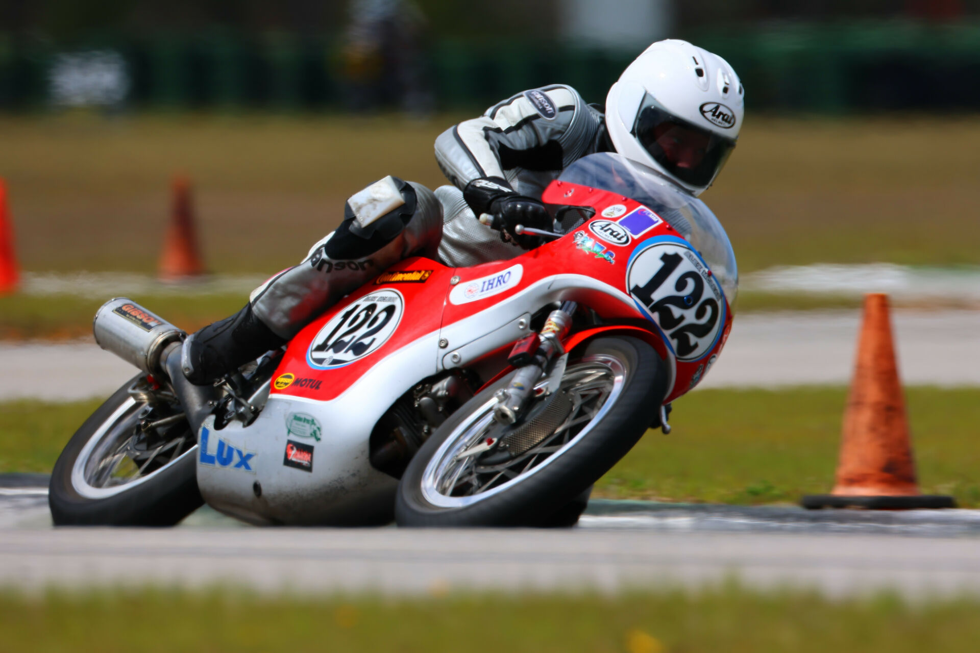 Alex McLean (122) won the inaugural Vintage Cup Championship featuring the 350GP class in 2019. Photo by etechphoto.com, courtesy AHRMA.