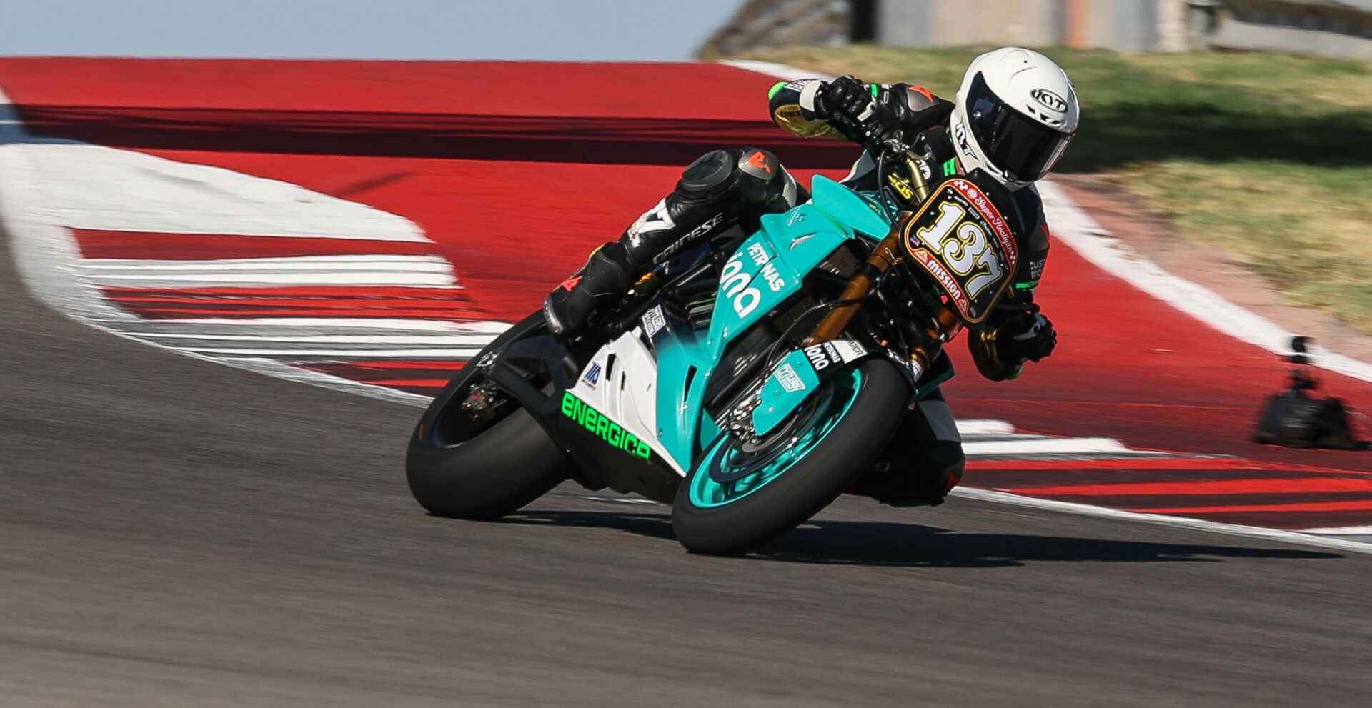 Stefano Mesa (137) riding his Tytlers Cycle Racing Energica Ribelle RS to a second-place finish in a MotoAmerica Mission Super Hooligan race at Circuit of The Americas (COTA). Photo courtesy Energica.