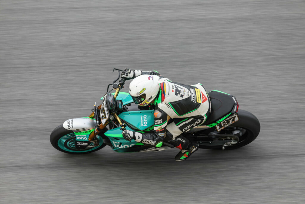 Stefano Mesa (137) at speed on his Energica Eva Ribelle RS KCC electric motorcycle at Daytona. Photo courtesy Energica Motor Company.