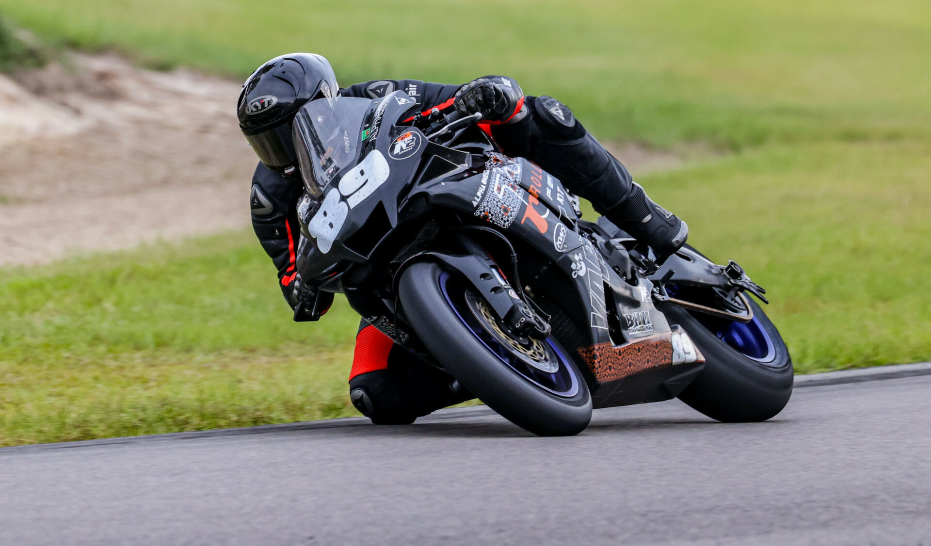 Eziah Davis (89) on the Alpha Omega (AO) Rollers Yamaha YZF-R1. Photo by Aaron Galloway, courtesy N2 Racing.