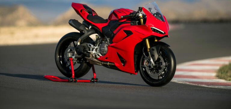 Ducati Unveils New 2025 Panigale V2 and Streetfighter V2