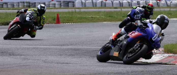 Shannonville Sprint Cup lap one during Sunday’s second RACE Moto Regional round and Elie Daccache holds first on the No. 1 Milwaukee Tools Yamaha from the No. 74 Royal Distributing BMW of Michael Leon and the No. 98 BMW of Matt Vanderhorst.