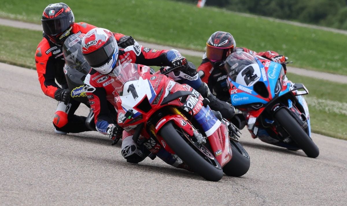 Ben Young (1) won the first Superbike race of the RAD Torque Raceway CSBK weekend on Saturday after a last lap pass over Alex Dumas (hidden). Sam Guérin (2) completed the podium after leading most of the race. Photo credit : Rob O'Brien / courtesy CSBK.