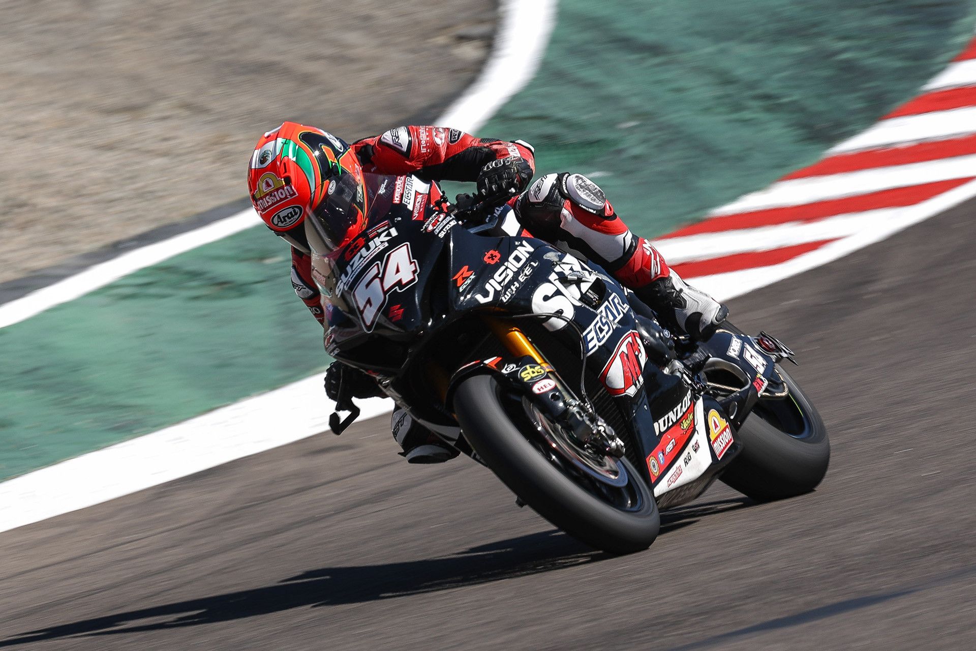 Richie Escalante fought through a wrist injury to earn a fifth and a fourth place finish. Photo courtesy Suzuki Motor USA.