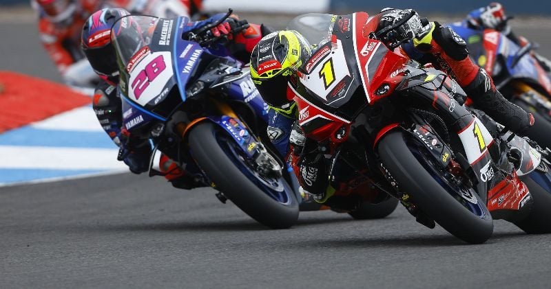Kyle Ryde (1) and Bradley Ray (28) at Knockhill.