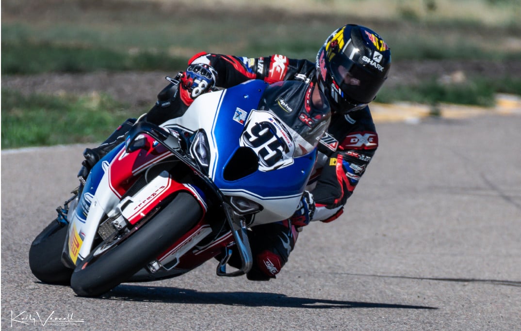 Matthew Cunha (95) pushes pace on race leader Hendry (1). Photo by: Kelly Vernell
