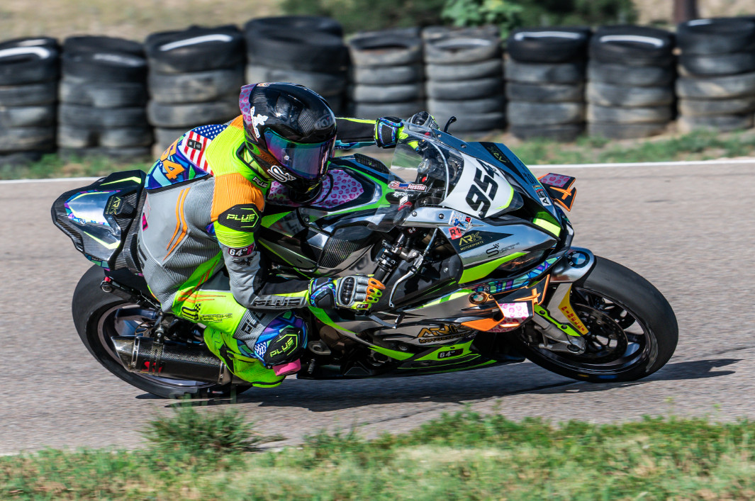 Justin Bohling (954) takes a demanding lead on the first laps of AMO. Photo by: Kelly Vernell