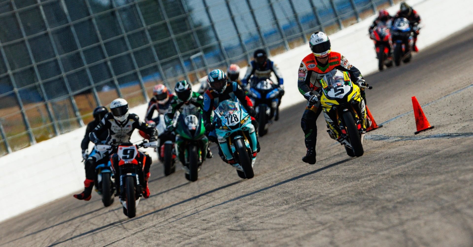 Dash for cash action shot features Eric Wood (5), Paul Duval (728), Eli Block (9), Ian Beam (340) and the remainder of the field. Photo credit Sam Draiss.