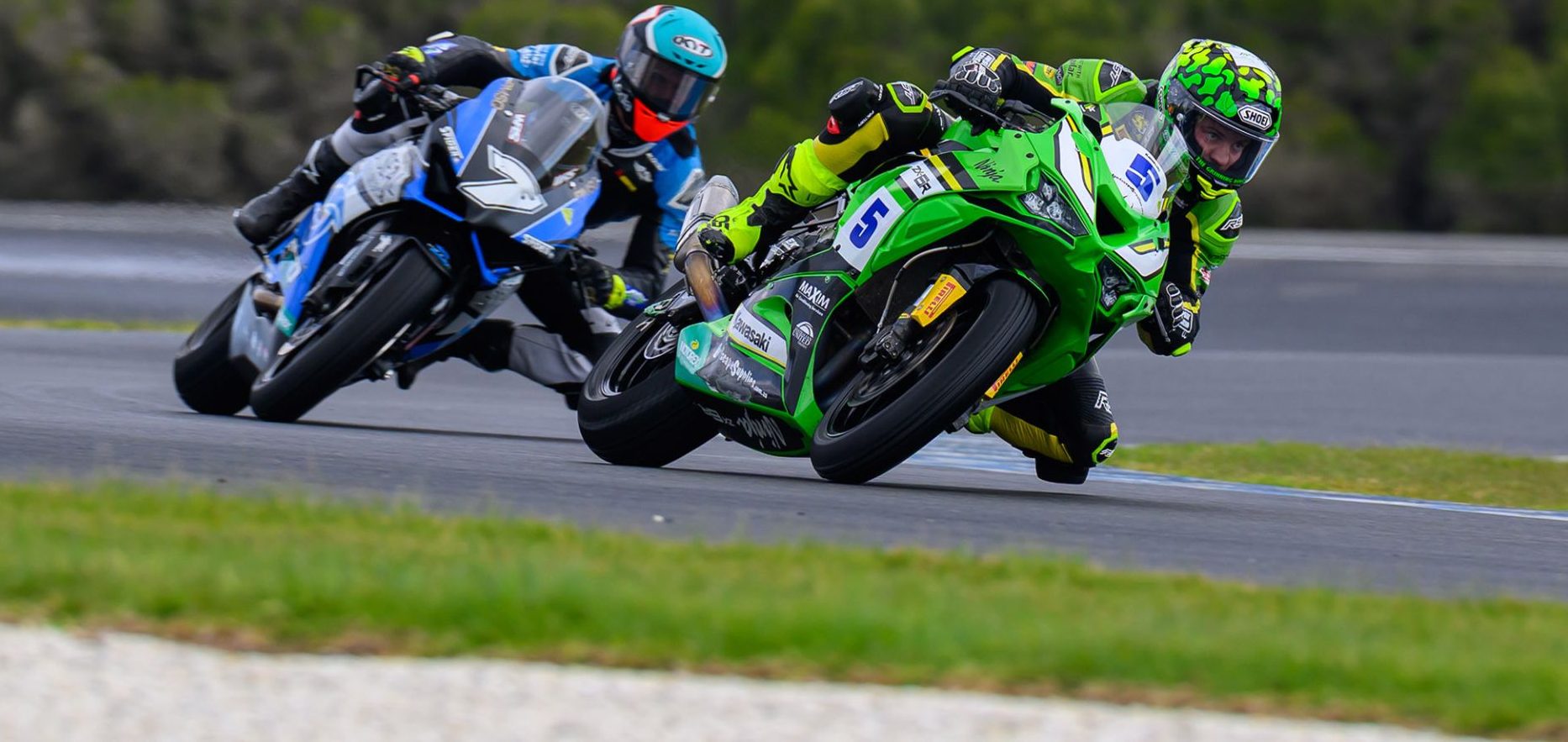 Supersport versus Supersport Next Gen: Simpson (#5) and Toparis (#7) had a ding-dong battle in race two. Photo RbMotoLens.