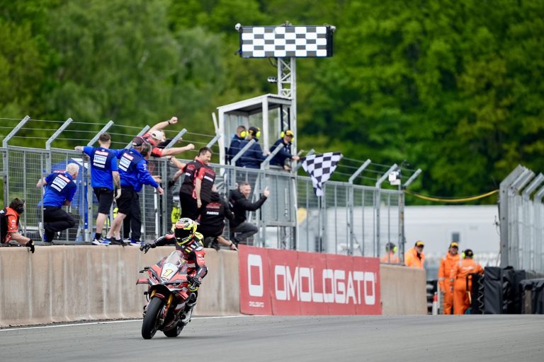 BSB: Ryde Kicks Off Title Defense With Victory at Oulton Park