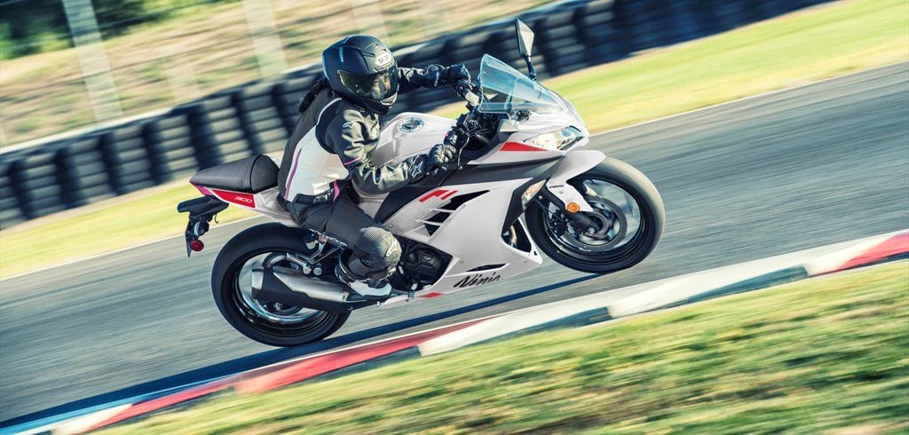 Kawasaki Brings Back the Iconic Ninja® 300 ABS for 2026 26 EX300G 292 WT1 AC RF F 0001.med