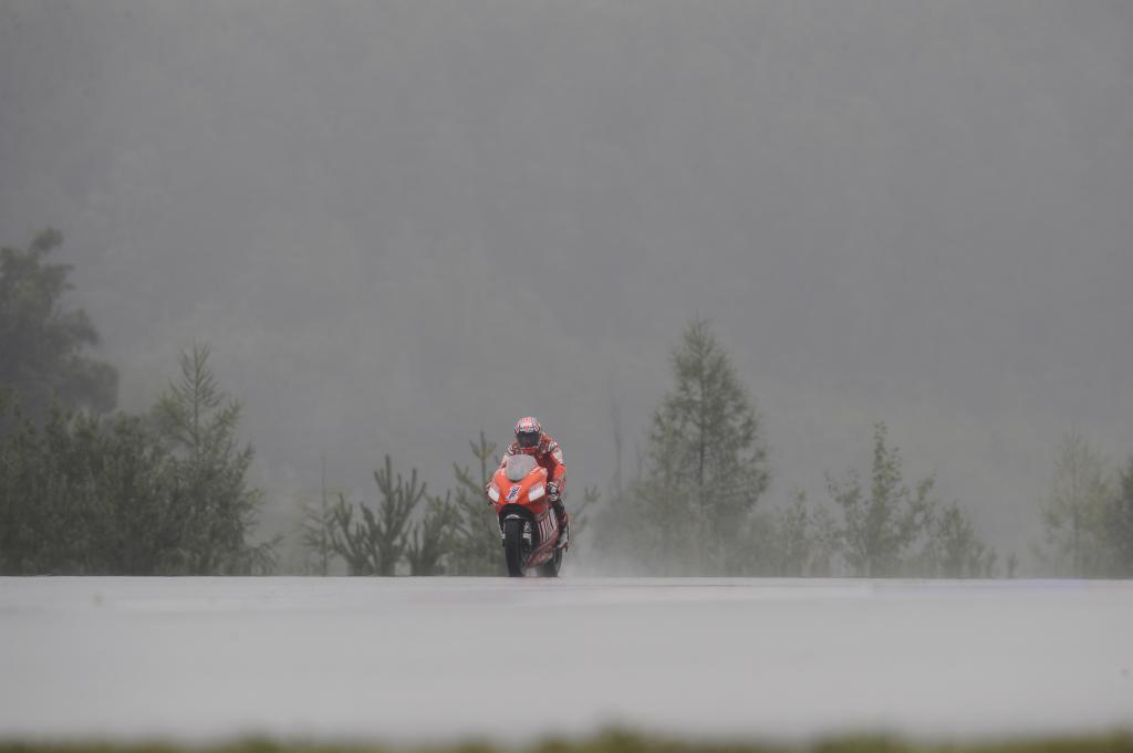 Stoner Takes MotoGP Pole Position In The Wet At Brno