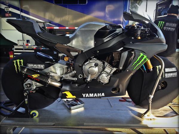 yamaha r1 racing bikes