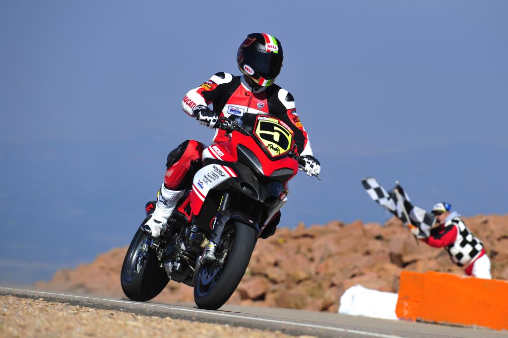 Carlin Dunne falece durante a Pikes Peak International Hill Climb - Ducati  - Notícias - Andar de Moto