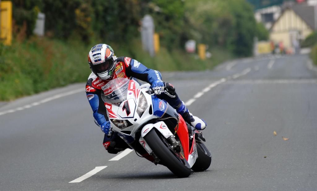 McGuinness Wins Superbike TT At The Isle Of Man