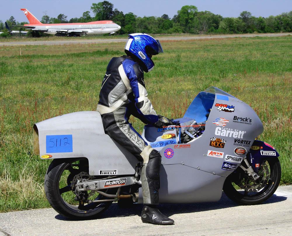 beviser tiltrækkende Diligence Hayabusa Streetbike Sets Top-Speed Record At 272.340 mph On Maxton Mile -  Roadracing World Magazine | Motorcycle Riding, Racing & Tech News