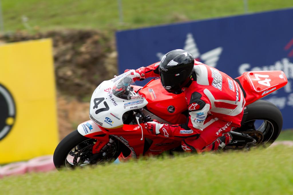 Maxwell Sets The Early Pace In Australian Superbike Practice At Hidden Valley