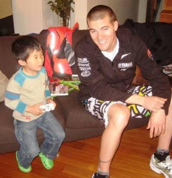 Spies Makes A New Friend In The World Superbike Paddock