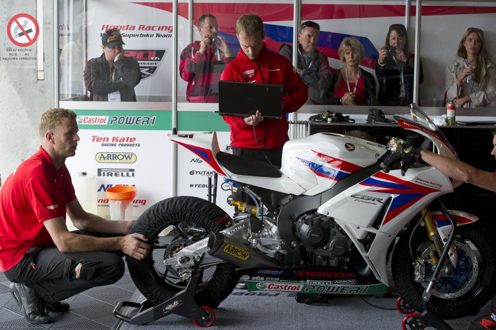 Honda Owners Welcome In Honda World Superbike Team Garage In Portugal